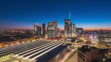 Porta Nuova 'da akşamdan şafağa kadar modern gökdelenleri olan Milan, İtalya.