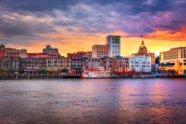 Savannah, Georgia, ABD skyline alacakaranlıkta Savannah Nehri'ndeki.