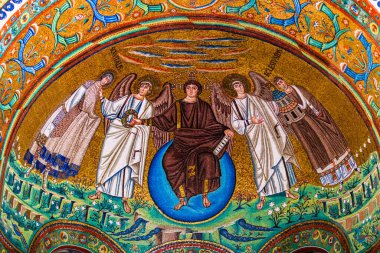 RAVENNA, İtalya - 27 Ocak 2022: San Vitale Bazilikası 'nda M.Ö. 547 yılından kalma sakalsız bir İsa' nın mozaiği. Bazilika kayıtlı bir dünya mirası alanıdır..