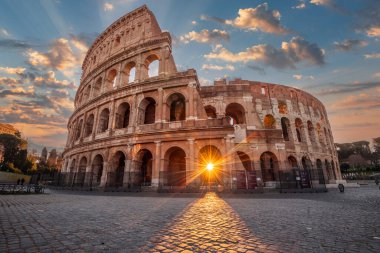 Roma, İtalya, Colosseum Amfitiyatrosunda. Gün doğumuyla birlikte giriş kapısı açıldı.. 