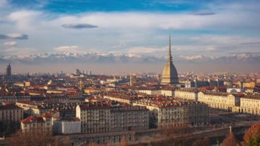 Torino, İtalya şehir merkezi Piedmont bölgesinde Köstebek Antonelliana ile birlikte ufuk çizgisi.