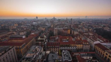 Milan, İtalya 'nın yeni ve eski mimarisi ile alacakaranlıktan geceye kadar ufuk çizgisi.