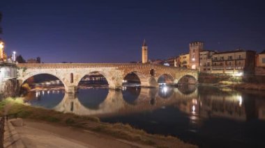 Verona, İtalya 'nın Adige Nehri üzerinde Ponte Pietra ile Skyline kasabası. Şafağa kadar karanlık..