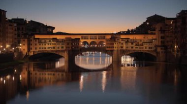 Floransa, İtalya Ponte Vecchio Köprüsü 'nde Alacakaranlıkta Arno Nehri' ni geçerken.