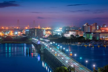 Charleston, Güney Carolina, ABD alacakaranlıkta Ashley Nehri üzerinde gökyüzü.