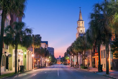 Charleston, Güney Karolina, ABD cityscape alacakaranlıkta tarihsel Fransızca çeyreğinde.