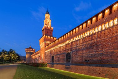 Sforzesco Kalesi ve İtalya 'da alacakaranlıkta çeşme.