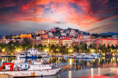 La Spezia, İtalya alacakaranlıktan itibaren ufuk çizgisi.