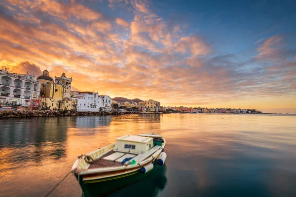 Νήσος Ischia Νάπολη Ιταλία Στις Ακτές Της Μεσογείου Κατά Ηλιοβασίλεμα — Φωτογραφία Αρχείου