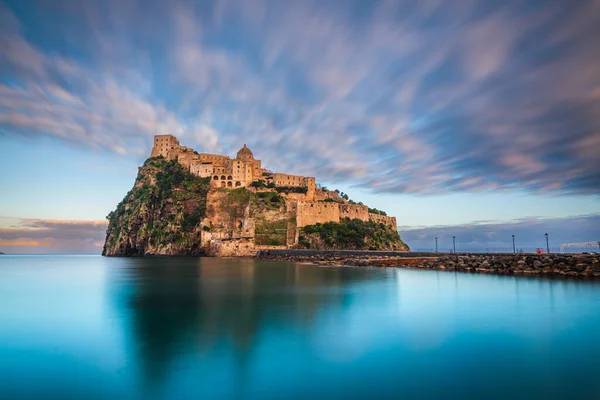 Ischia Itálie Aragonským Hradem Středozemním Moři Soumraku — Stock fotografie