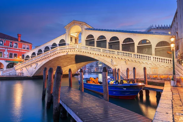 ヴェネツィア イタリアのリアルト橋グランドキャナルの上に夕暮れ時 — ストック写真