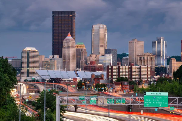 Pittsburgh Pennsylvania Usa Downtown City Skyline Looking Highways Dusk — Stockfoto