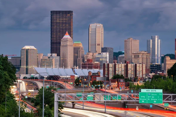 Pittsburgh Pennsylvania Usa Downtown City Skyline Looking Highways Dusk — Φωτογραφία Αρχείου