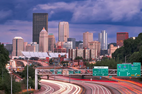 Pittsburgh Pennsylvania Verenigde Staten Centrum Skyline Met Uitzicht Snelwegen Schemering — Stockfoto