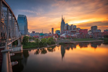 Nashville, Tennessee, ABD şehir merkezi alacakaranlıkta Cumberland Nehri üzerinde gökyüzü.