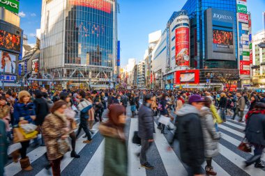 24 Aralık 2012 - Tokyo, Japonya: Yayalar Shibuya geçerken, dünyanın en yoğun crosswalks çapraz.