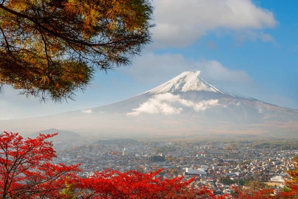 Fujiyoshida Japonia Jesiennymi Liśćmi Otaczającymi Fuji Sezonie Jesiennym — Zdjęcie stockowe