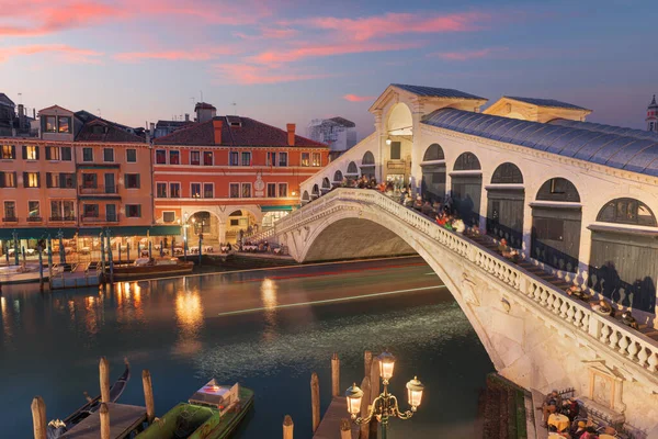 Venice Italy Rialto Bridge Grand Canal Twilight Sign Reading Italian — Foto Stock