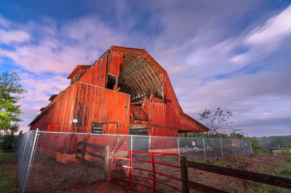 Old Red Barn Ruins Rural Setting Twilight — Stockfoto