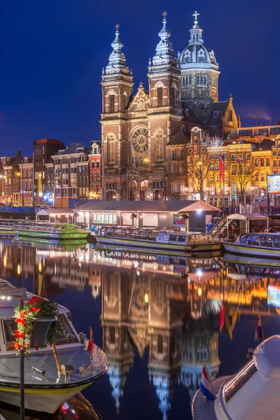 Amsterdam Nederland Centrum Uitzicht Met Rivierboten Sint Nicolaaskerk Nachts — Stockfoto