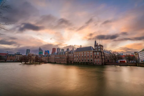 黄昏时的荷兰海牙城市景观 — 图库照片