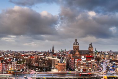 Eski Merkez Bölgesi üzerindeki Amsterdam, Hollanda şehir merkezi Aziz Nicholas Bazilikası.