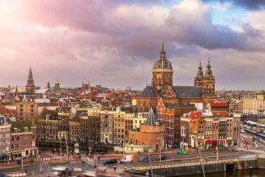 Eski Merkez Bölgesi üzerindeki Amsterdam, Hollanda şehir merkezi Aziz Nicholas Bazilikası.