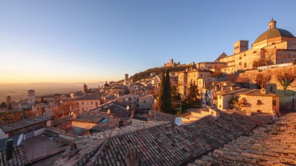 アッシジ イタリアの屋上丘の上の古い町のスカイライン夕暮れ時 — ストック動画