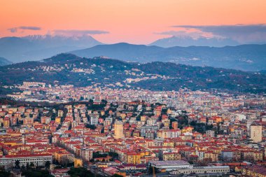 La Spezia, İtalya alacakaranlıkta limana doğru yükseliyor..