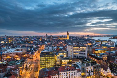 Antwerp, Belçika Alacakaranlıkta yukarıdan.
