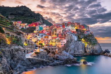 Manarola, La Spezia, İtalya 'nın Cinque Terre kıyı manzarası şafak vakti.