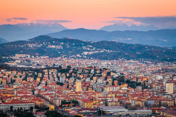 La Spezia, İtalya alacakaranlıkta limana doğru yükseliyor..