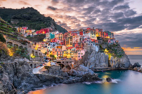 Manarola, La Spezia, İtalya 'nın Cinque Terre kıyı manzarası şafak vakti.