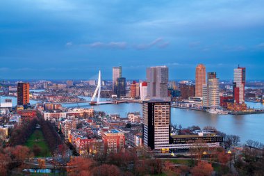 Rotterdam, Hollanda, Nieuwe Maas Nehri üzerinde alacakaranlıkta gökyüzü..
