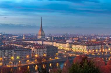 Torino, Piedmont, İtalya alacakaranlıkta Köstebek Antonelliana ile ufuk çizgisi.