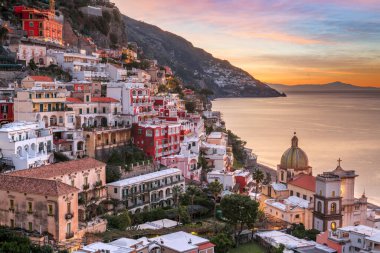 Positano, İtalya Alacakaranlıkta Amalfi kıyısında.