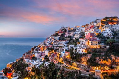 Positano, İtalya Alacakaranlıkta Amalfi kıyısında.