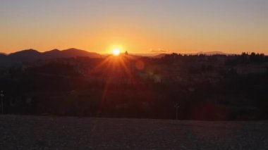 Urbino, İtalya 'nın ortaçağ şehri Marche bölgesinde gün batımından geceye kadar duvarlarla çevrili..