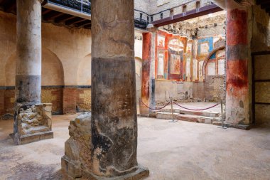ERCOLANO, İTALYA - 22 Şubat 2022 Herculaneum harabelerindeki Ağustos Salonu.