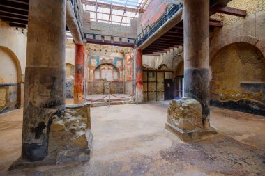 ERCOLANO, İTALYA - 22 Şubat 2022 Herculaneum harabelerindeki Ağustos Salonu.