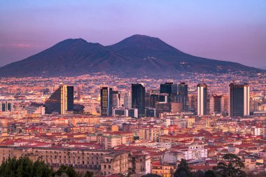Napoli, İtalya 'da finans bölgesi dağının altında. Vezüv alacakaranlıkta.