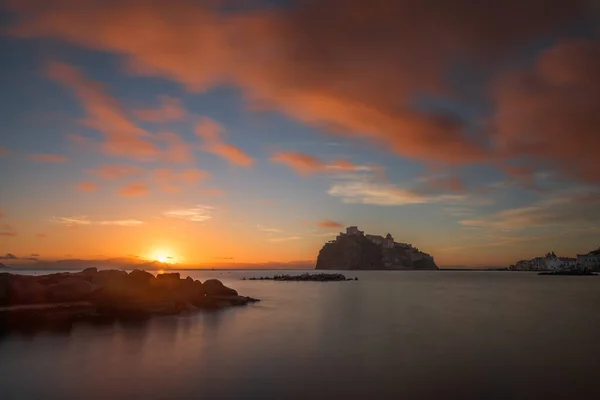 イスキア 早朝のイタリア沿岸の風景 — ストック写真