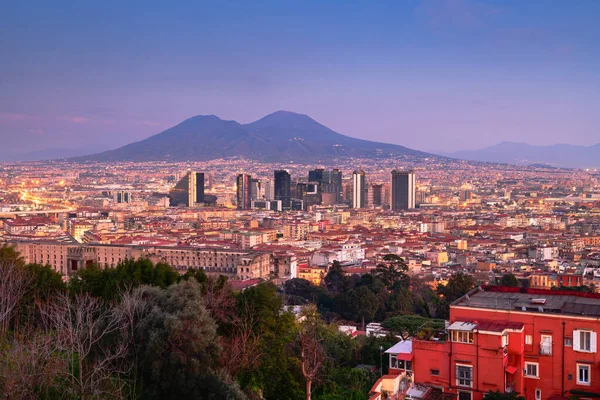 Nápoly Olaszország Pénzügyi Negyed Felhőkarcolójával Vesuvius Alkonyatkor — Stock Fotó