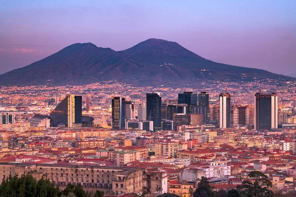 那不勒斯 意大利 金融区的天际线下的山 黄昏时分的维苏威 — 图库照片