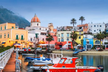 Forio, Ischia, İtalya alacakaranlıkta denizde..