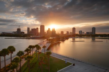 St. Petersburg, Florida, ABD şehir merkezi gün batımında iskelede gökyüzü.