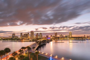St. Pete, Florida, ABD şehir merkezi Geceleri iskeleden ufuk çizgisi.