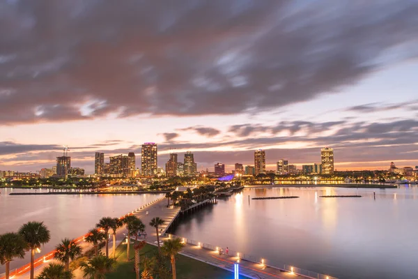 St. Pete, Florida, ABD şehir merkezi Geceleri iskeleden ufuk çizgisi.