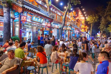 BEIJING, ÇİN - 28 Haziran 2014: Guijie Caddesi, gece hayatı kalabalıklarıyla 
