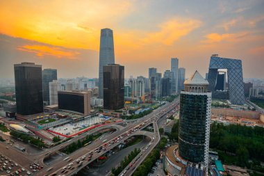 Pekin, Çin günbatımında merkez ticaret bölgesine tepeden bakıyor..